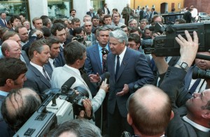 Делегат ХIХ Всесоюзной конференции КПСС Борис Ельцин отвечает на вопросы журналистов (1988 г.)