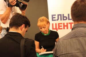 Презентация фотоальбома «90-е. Страна» в магазине «Москва» (Копия)