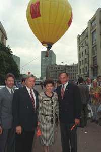 Наина Ельцина на открытии ресторана "Макдоналдс" на Старом Арбате в Москве (1993)