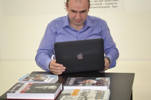 Дмитрий Пушмин на стенде Ельцин Центра. Иннопром 2014