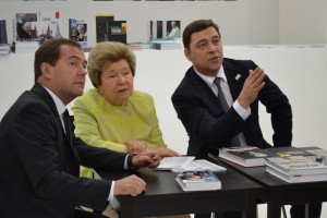 Дмитрий Медведев, Наина Ельцина, Евгений Куйвашев на стенде Президентского центра Б.Н. Ельцина. ИННОПРОМ 2014