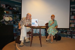 Георгий Сатаров и Людмила Телень на презентации фотоальбома "90-е. Страна" в Московском Доме книги