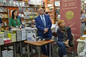 Владимир Шевченко и Людмила Телень на презентации фотоальбома «90-е. Страна» в «Библио-Глобусе»