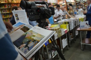 Презентация фотоальбома «90-е. Страна» в книжном магазине «Библио-Глобус» 