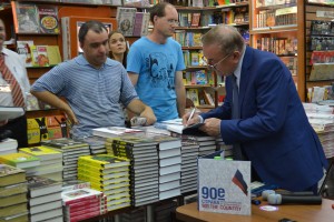 Владимир Шевченко. Презентация фотоальбома «90-е. Страна» в книжном магазине «Библио-Глобус»