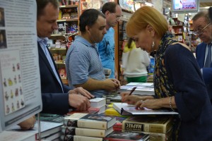 Людмила Телень. Презентация фотоальбома «90-е. Страна» в книжном магазине «Библио-Глобус» 