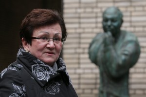 Екатерина Гениева  в день открытия памятника Егору Гайдару  у Всероссийской библиотеки иностранной литературы