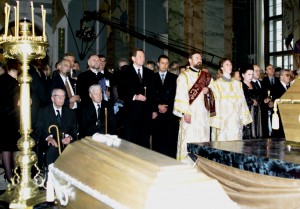 Борис Ельцин на церемонии захоронения останков членов семьи императора Николая II в соборе Петра и Павла Петропавловской крепости в Санкт-Петербурге 