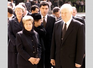 Борис Ельцин на церемонии захоронения останков членов семьи императора Николая II в соборе Петра и Павла Петропавловской крепости в Санкт-Петербурге 