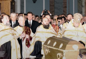 Борис Ельцин на церемонии захоронения останков членов семьи императора Николая II в соборе Петра и Павла Петропавловской крепости в Санкт-Петербурге 