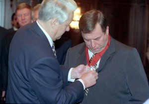 Президент России Борис Ельцин вручил председателю Госдумы Геннадию Селезневу орден "За заслуги перед Отечеством" 