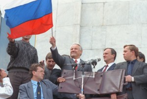 Президент РСФСР Борис Ельцин и государственный секретарь РСФСР Геннадий Бурбулис (справа от Ельцина) во время митинга москвичей в поддержку демократии у здания Верховного Совета РСФСР