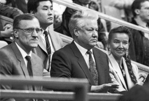 Президент РФ Борис Ельцин и госсекретарь Геннадий Бурбулис на турнире теннисистов "Кубок Дэвиса"