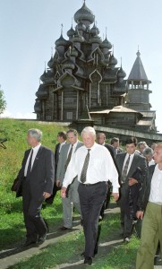 Борис Ельцин на острове Кижи в Карелии