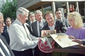 Борис Ельцин на острове Кижи во время поездки в Карелию