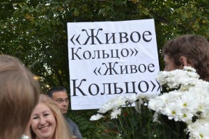 Участники шествия в память погибших защитников Белого дома