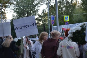 Участники шествия в память погибших защитников Белого дома 