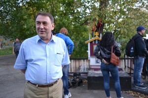 Участники шествия в память погибших защитников Белого дома