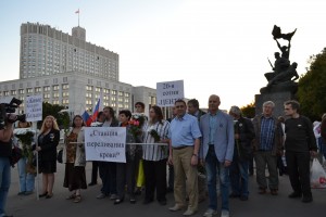 Участники шествия в память погибших защитников Белого дома