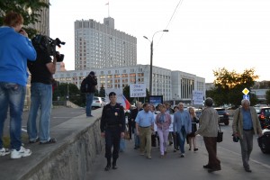 Участники шествия в память погибших защитников Белого дома