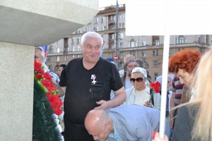 Участники шествия в память погибших защитников Белого дома