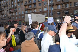 Участники шествия в память погибших защитников Белого дома