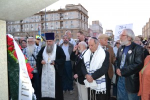 Участники шествия в память погибших защитников Белого дома