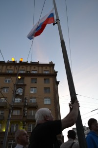 Участники шествия в память погибших защитников Белого дома