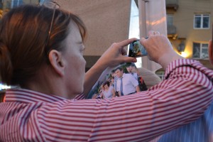 Участники шествия в память погибших защитников Белого дома