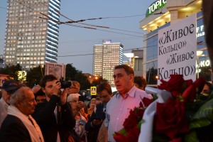 Участники шествия в память погибших защитников Белого дома