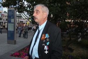 Участники шествия памяти погибших защитников Белого дома