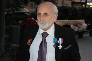 Участники шествия памяти погибших защитников Белого дома