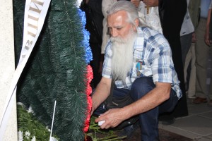 Участники шествия памяти погибших защитников Белого дома 