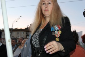 Участники шествия памяти погибших защитников Белого дома