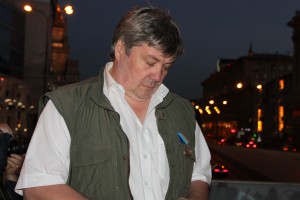 Участники шествия памяти погибших защитников Белого дома