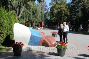 Защитники Белого дома почтили память Бориса Ельцина на Новодевичьем кладбище