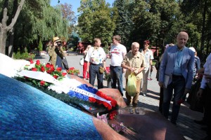 Защитники Белого дома возлагают венок на могилу Бориса Ельцина на Новодевичьем кладбище