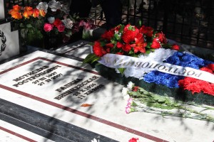 Защитники Белого дома возлагают венок на могилу Мстислава Ростроповича на Новодевичьем кладбище