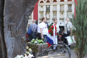 Защитники Белого дома возлагают венок на могилу Егора Гайдара на Новодевичьем кладбище 