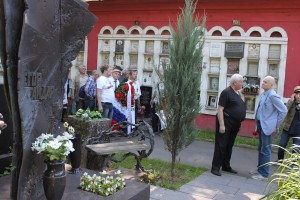Защитники Белого дома возлагают венок на могилу Егора Гайдара на Новодевичьем кладбище