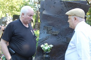 Защитники Белого дома возлагают венок на могилу Егора Гайдара на Новодевичьем кладбище (Копия)