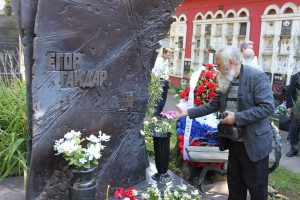 Защитники Белого дома возлагают венок на могилу Егора Гайдара на Новодевичьем кладбище