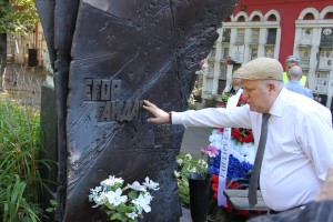 Защитники Белого дома возлагают венок на могилу Егора Гайдара на Новодевичьем кладбище