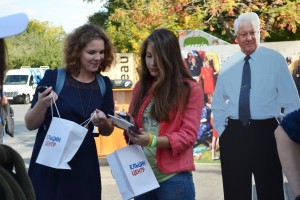 Посетители фестиваля "Остров 90-х" в парке Музеон фотографируются с фигурой Бориса Ельцина