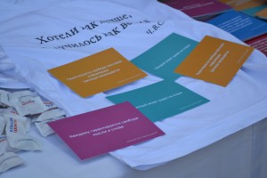 Сувениры от Ельцин Центра: футболки с цитатами деятелей 90-х, открытки с отрывками из Конституции РФ