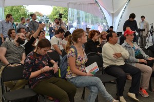 Посетители шатра Ельцин Центра на фестивале "Остров 90-х" в парке Музеон 