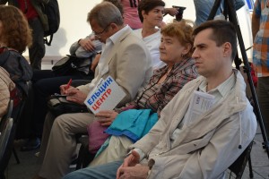 Посетители шатра Ельцин Центра на фестивале "Остров 90-х" в парке Музеон