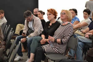 Посетители шатра Ельцин Центра на фестивале "Остров 90-х" в парке Музеон