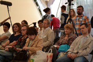 Посетители шатра Ельцин Центра на фестивале "Остров 90-х" в парке Музеон