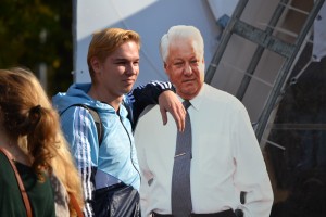 Посетители фестиваля фотографировались с фигурой Бориса Ельцина